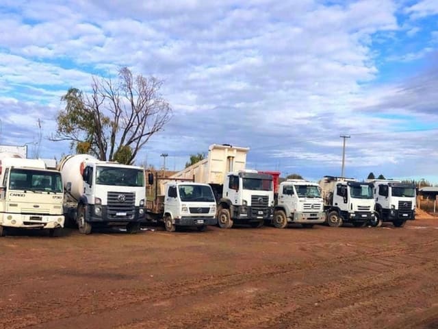 Camiones de PRD Rental alineados en la base