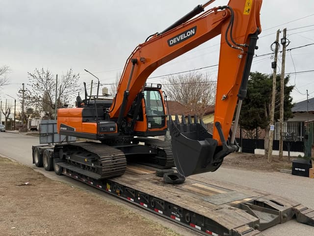 Excavadora Develon 200 de PRD Rental sobre carretón