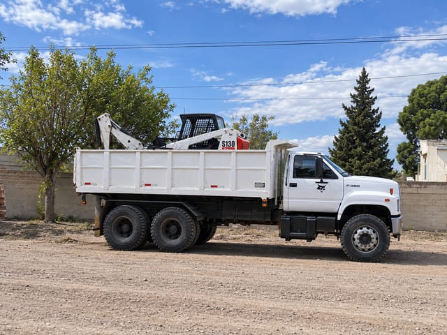 Traslado de minicargadora para limpieza de terreno en Neuquén realizada por PRD Rental