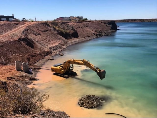 Movimiento de suelo con excavadora en costa de lago en Neuquén realizada por PRD Rental