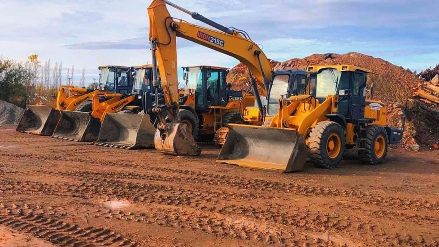 Excavadoras y palas cargadoras de PRD Rental alineadas en la base